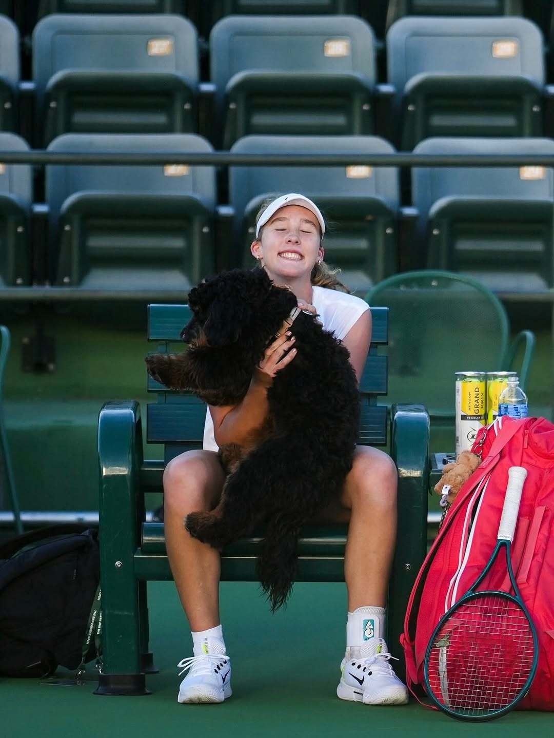 重返网球天堂😆卫冕冠军米拉·安德列娃在印第安维尔斯展开备战，这次身边有了狗狗的