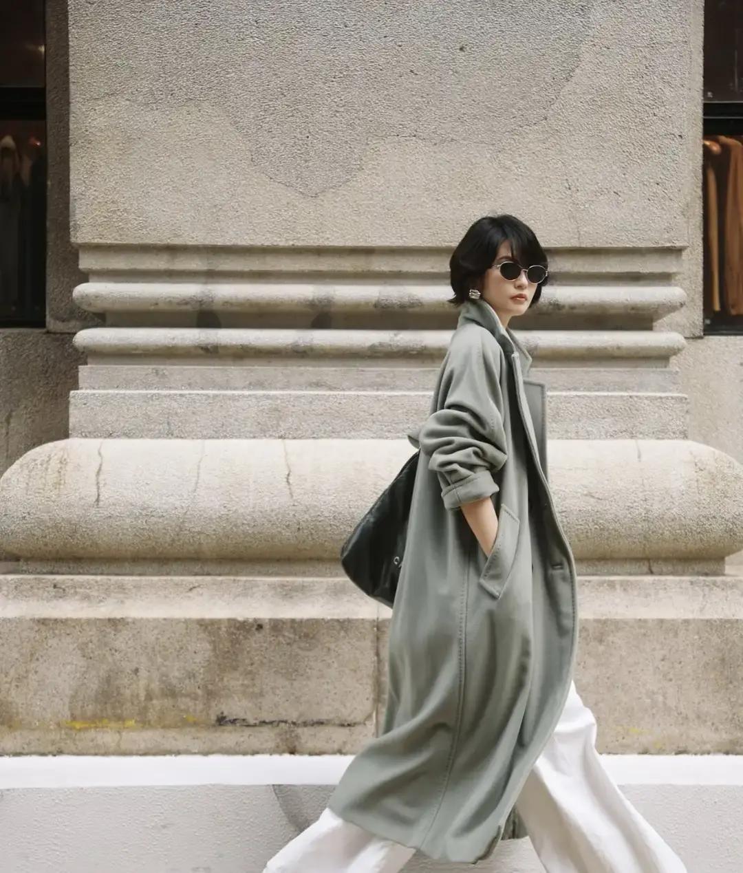 现在不少中老年人，衣柜里全是素色衣服。这事儿乍看是审美保守，细琢磨却很有道理。