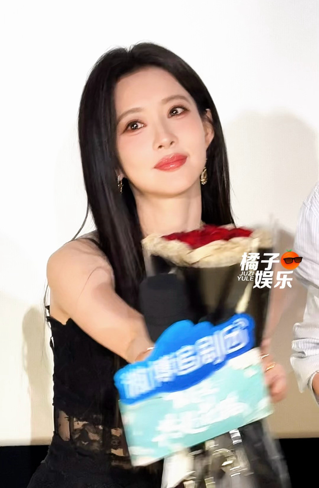 撒娇托脸…隔空送玫瑰花🌹哎呀孟姐饭撒如此美而萌之！！🥺孟子义隔空送玫瑰花孟子