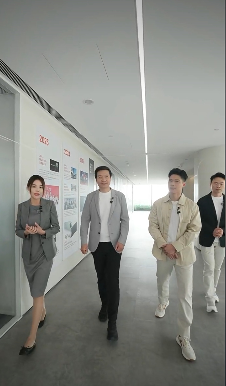 小米新SU7今日开启交付今天早上雷总和小米SU7代言人苏炳添在深圳为首批新一代