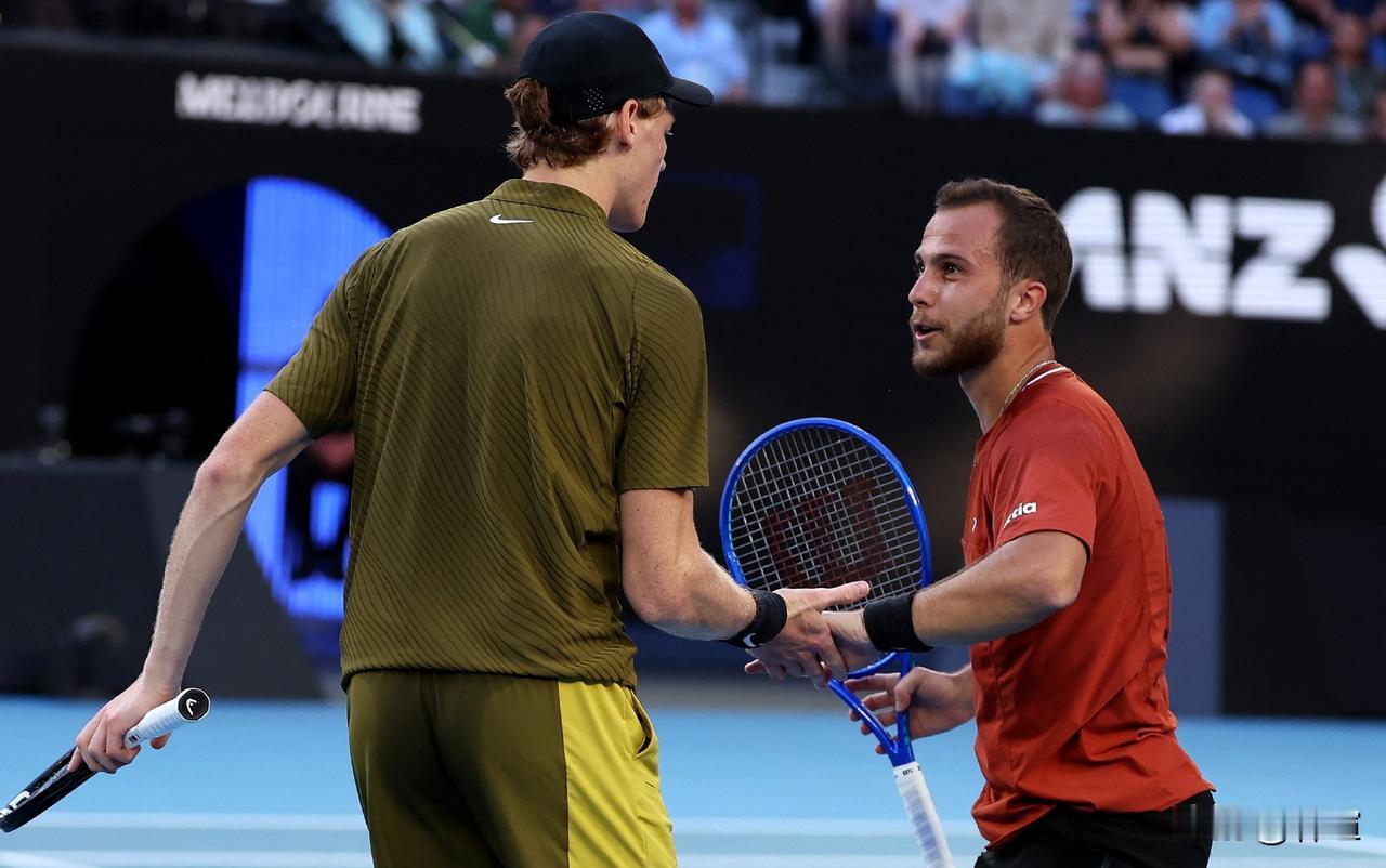 对手伤退，辛纳澳网15连胜！随着加斯东0-2时因伤退赛，澳网男单卫冕冠军辛纳仅