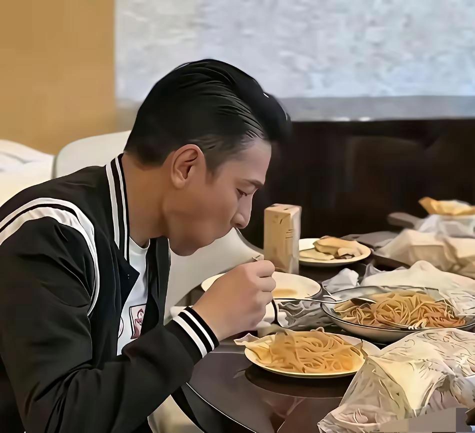 刘德华拿刀叉吃着一盘只有面条和青菜的素食，这画面还挺特别。他可是娱乐圈里有名的“