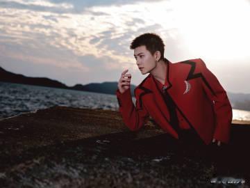 任嘉伦点燃新的年光当舞台成为璀璨的画卷，你化身执笔的艺术家，用专注与热爱勾勒每