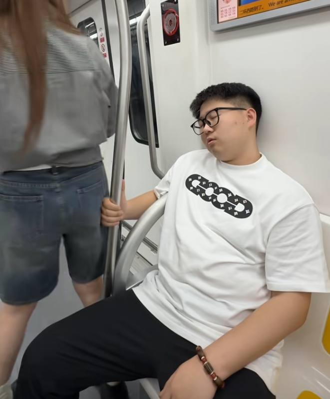 坐地铁以后再也不睡觉了