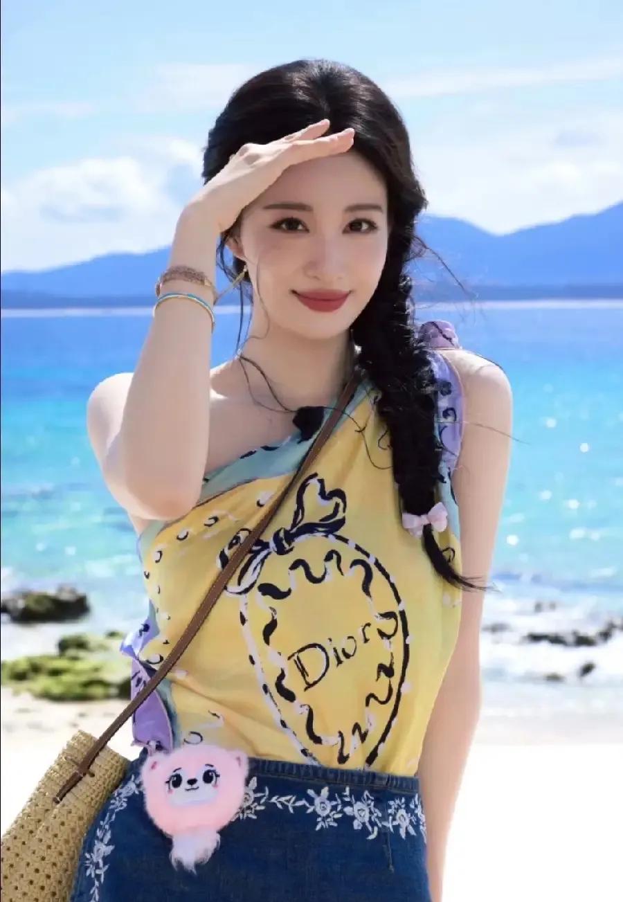 想去海边的姐妹可以抄作业！王楚然这身黄印花斜肩上衣，搭配牛仔裙，松弛又甜美，配色