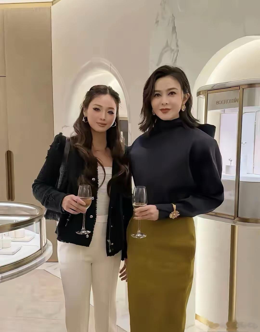 关之琳都63了，看着却像23，尤其是这黑丝袜一穿