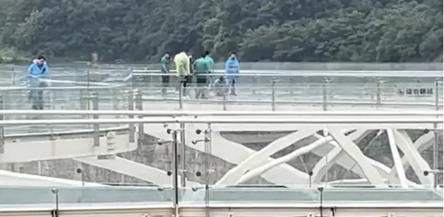 一把儿童伞，戳穿了5A景区的玻璃栈道？别慌，真相反而让我对宝泉改观了。6月2