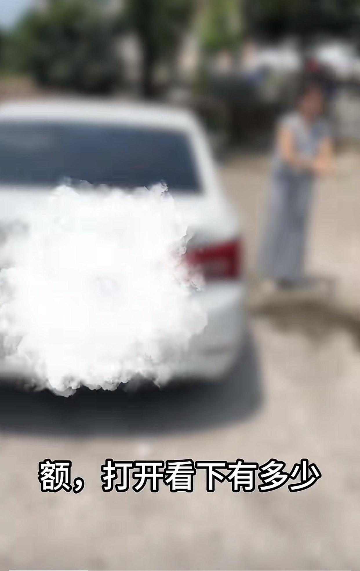 湖南，六一儿童节当天，一对父母驾车带着孩子到一果园偷摘杨梅。果园老板骑着摩托车来