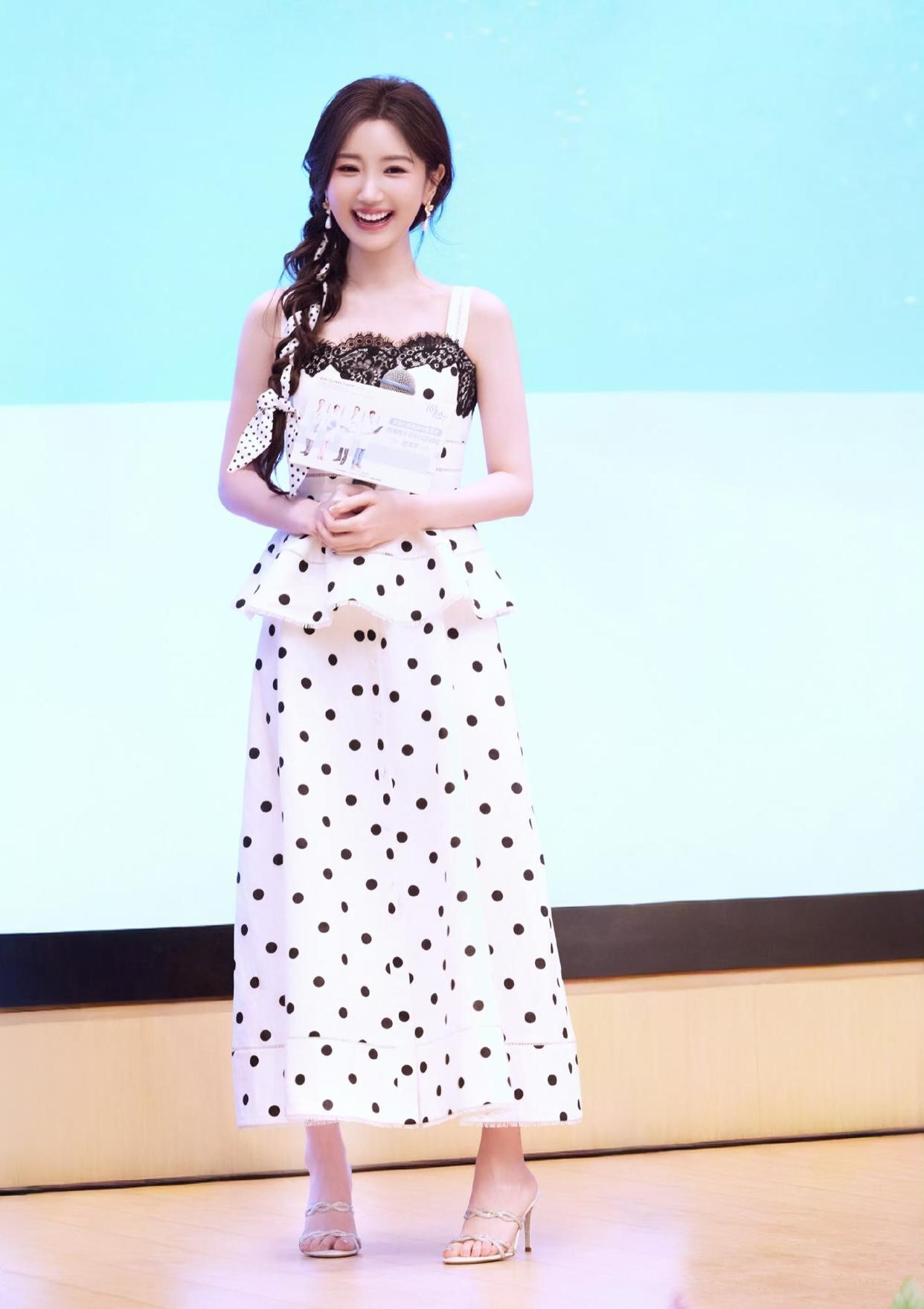 内娱甜妹天花板实锤，毛晓彤这一笑简直甜度爆表，含糖量严重超标！