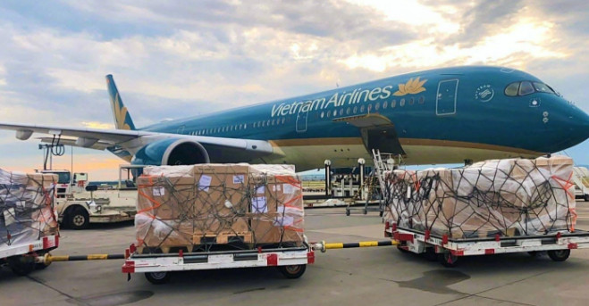 越南援助德黑兰60吨物资，这一幕令白宫目瞪口呆，但仔细一想就理解了！越南一架满载