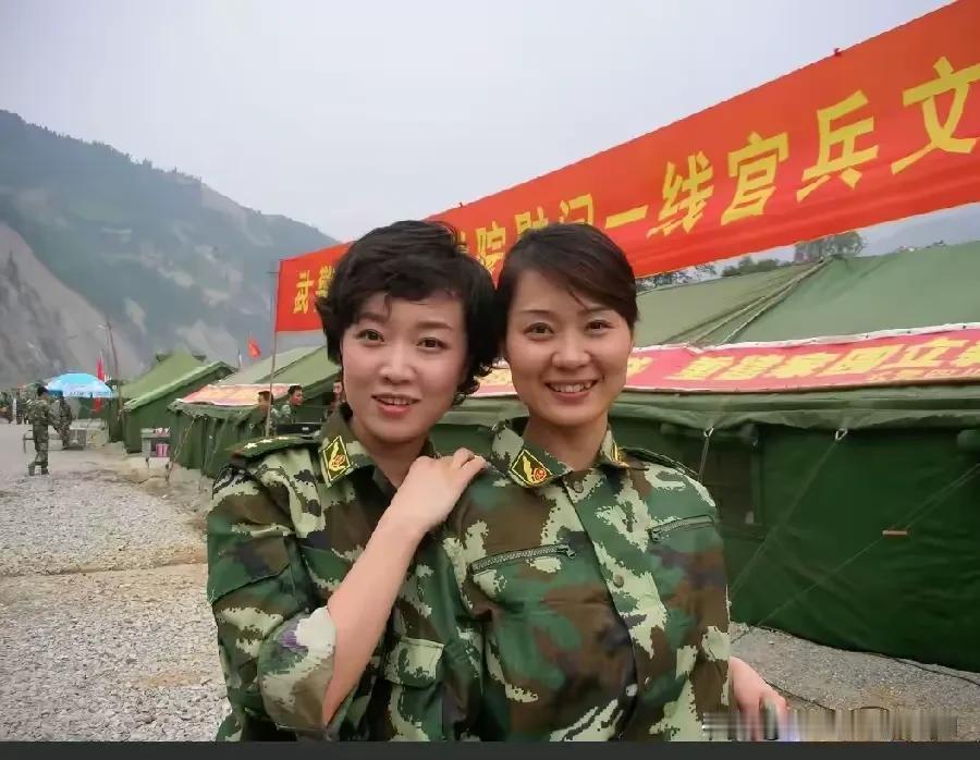 英姿飒爽，巾帼不让须眉。在武警部队当过兵的，应该都认识她们俩吧？