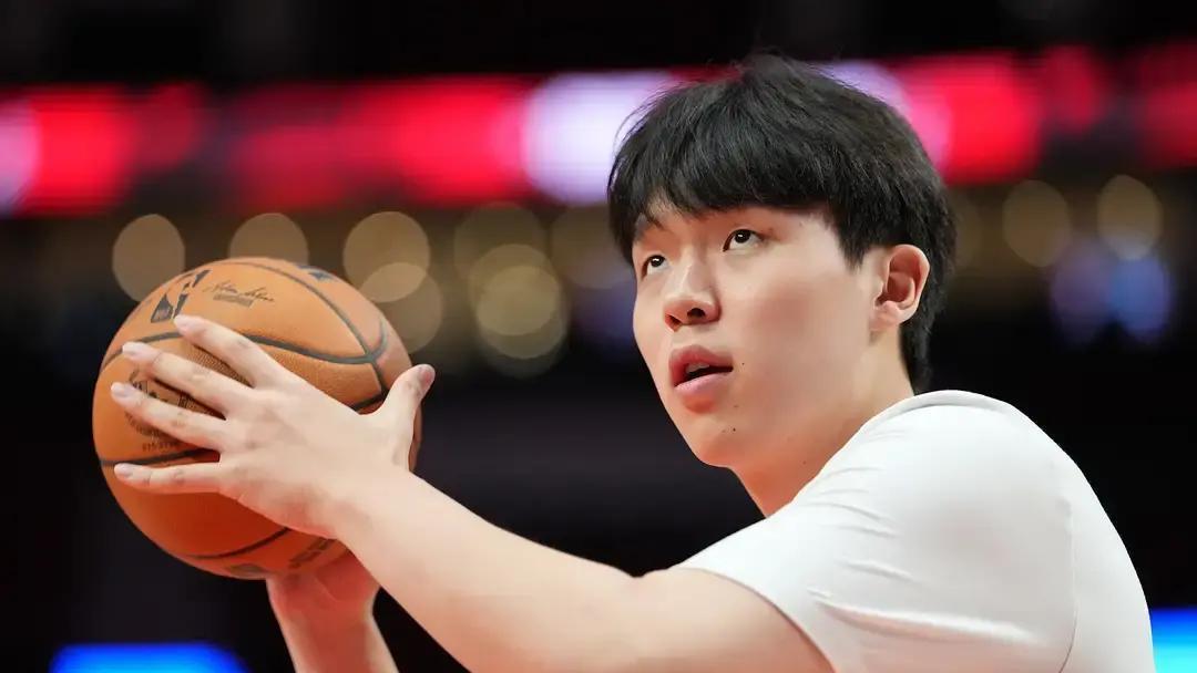 别信什么战术适配的鬼话。杨瀚森连续5场坐穿板凳，只因为他签错了两个字。不是“