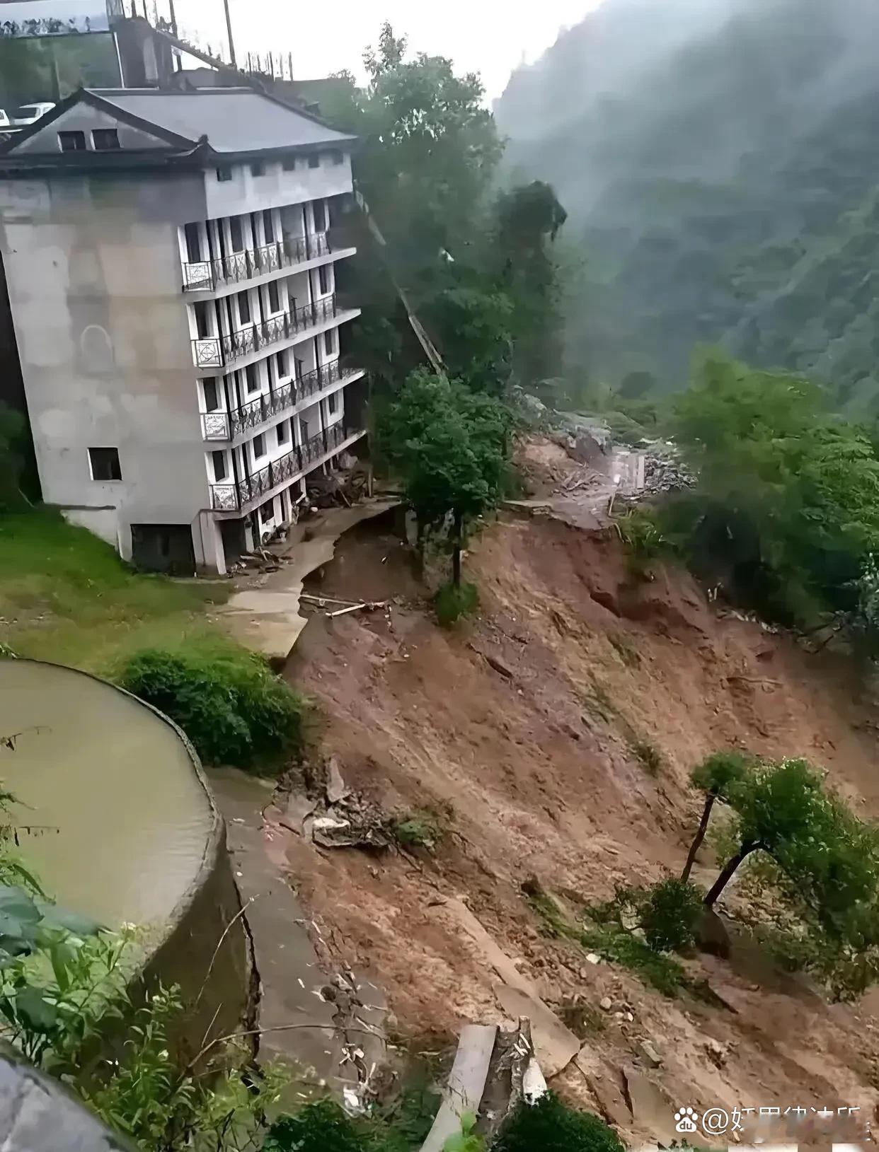 房主估计头都大了，如果重新做挡土墙的钱，不小于在在盖个房子了。