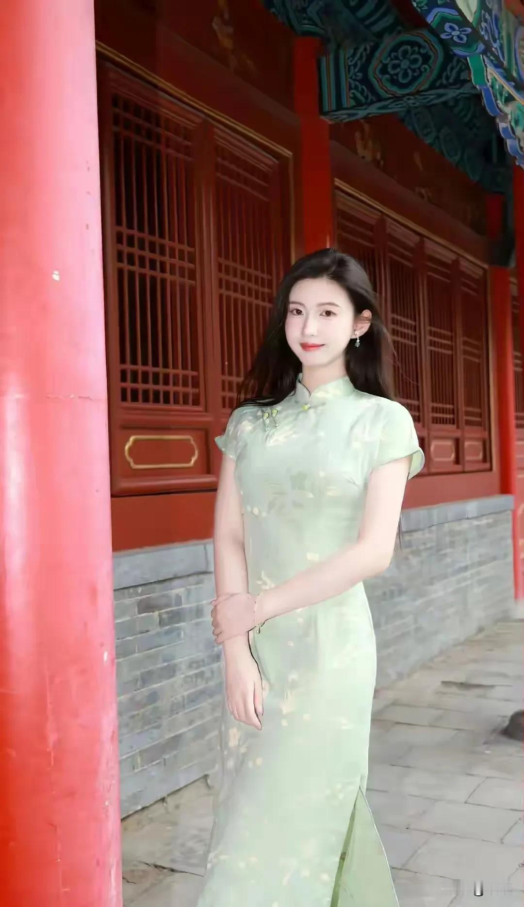 旗袍美女：气质优雅，尽显东方女性魅力，搭配古建筑，简直是古典与东方神韵的完美结合