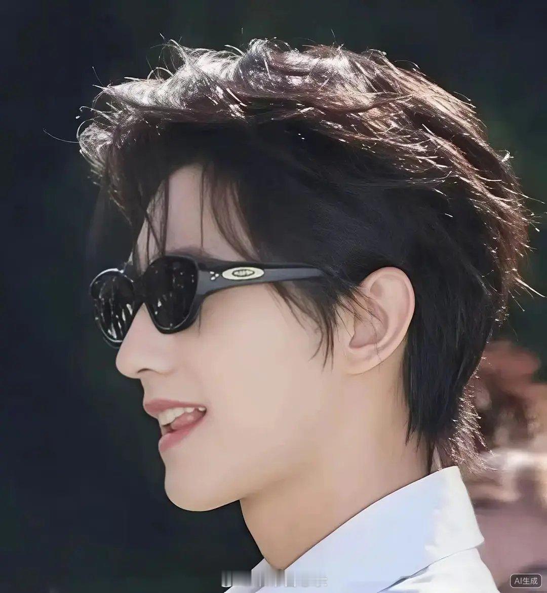  杨洋算不算内娱现役颜值天花板男星？