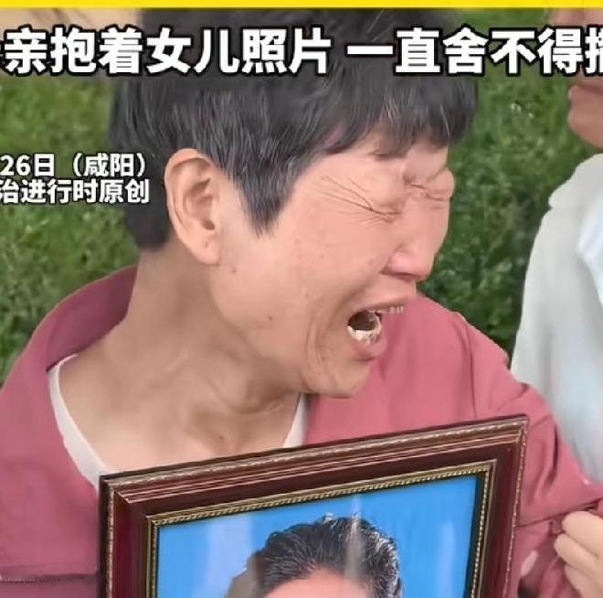 咸阳被扔土崖家人，妈妈失声哭了、妹妹哭了，哥哥一个大男人，也失声痛哭了，可见一家