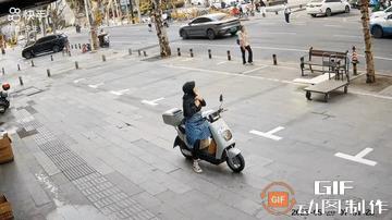 一女子在商铺前的人行道停下车来打电话，打完之后就径直离开了。就在这时，后面有个小