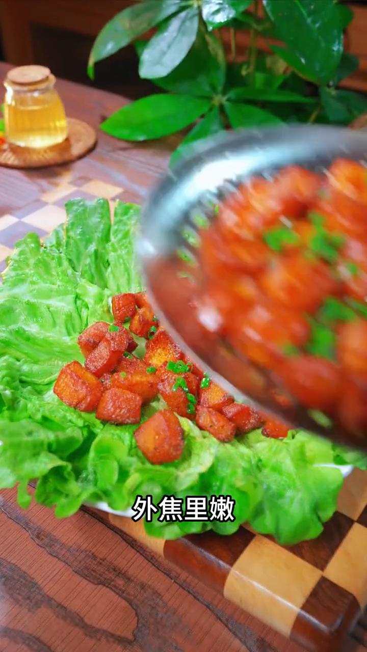 椒盐鸡胸肉。大家注意看，以后鸡胸肉捡回家就试试这样做，外焦里嫩，咸香又入味，我