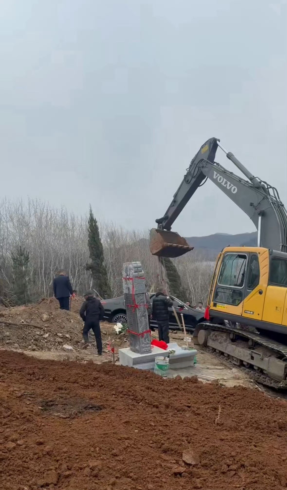 一辆辽K车牌奔驰被土葬把好好的车直接埋掉下葬，都啥年代了，还搞这种陈旧的封建习俗