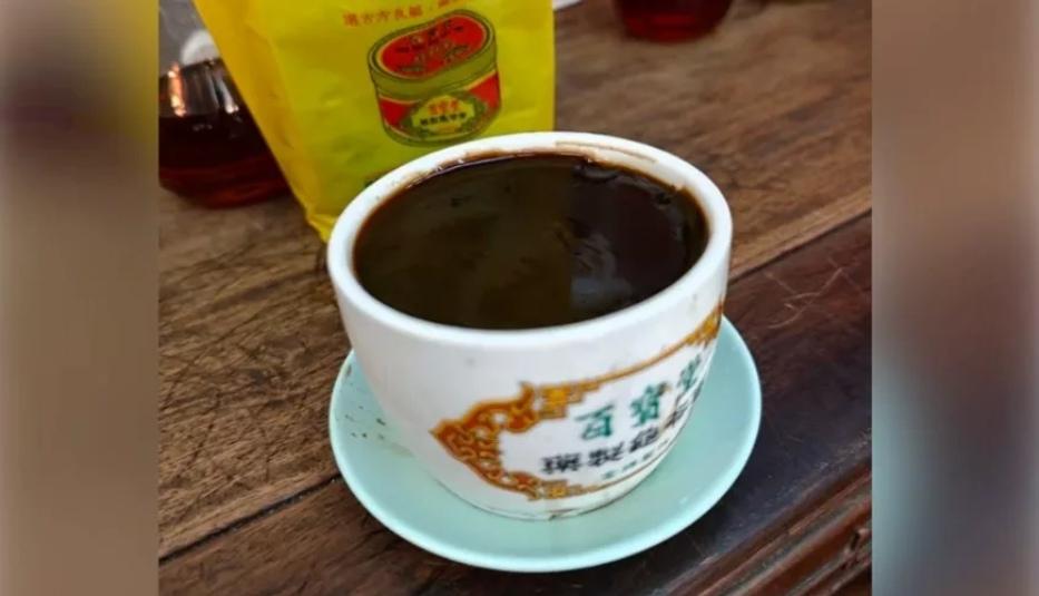 一名娶了中国妻子的俄罗斯网友感冒后，被带去吃用龟甲做的凉粉。他嫌味道苦，加了蜂蜜