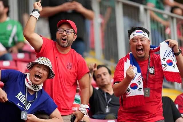 韩国逆转捷克的争议头球，判罚其实完全合规。世界杯首轮韩国2-1逆转捷克，赛后