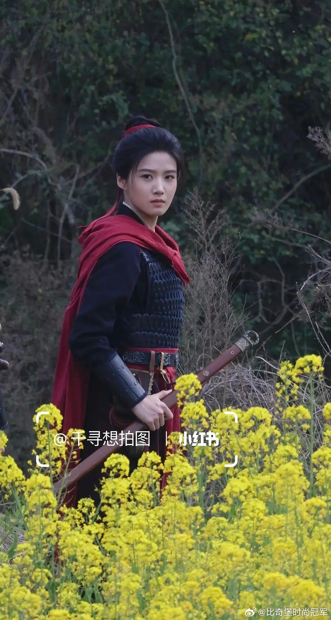 卢昱晓这个妆容很真实啊不是涂得亖白还有假睫毛腮红