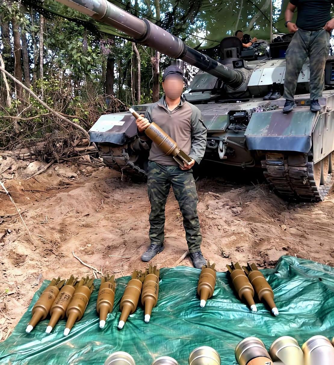 这两张泰柬干仗时的图片看出什么了吗？画面中，泰方将VT4坦克隐藏一处，坦克附