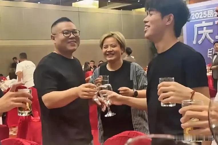 岳云鹏办“庆功宴”岳云鹏北京首场巡回演唱会已圆满结束，他携手妻子郑敏为演