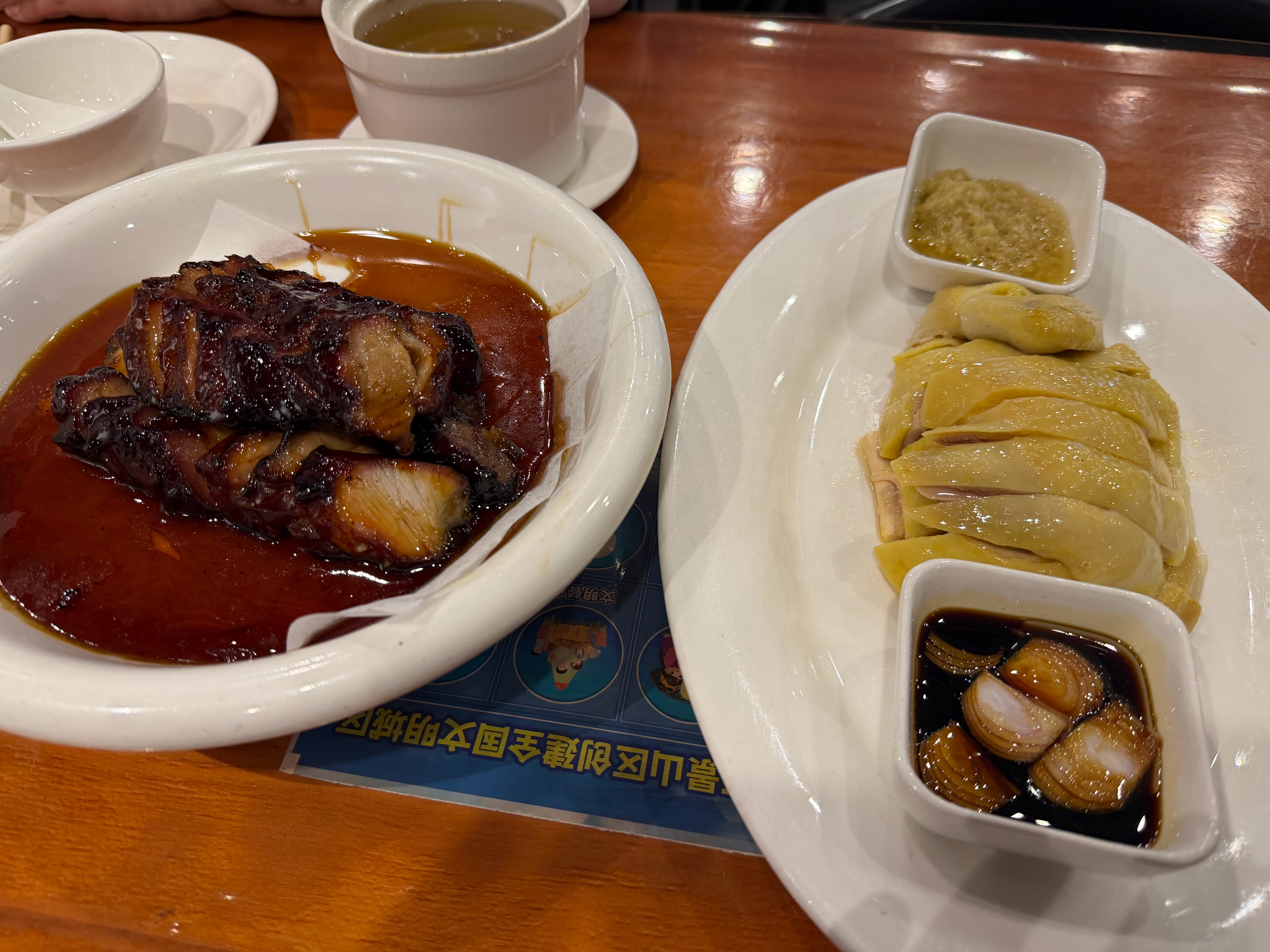 谁懂这一口腊味煲仔饭+蜜汁叉烧的含金量有小俩月没吃过一顿饱饭了，每天最常喊的就是