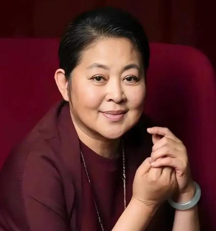 倪萍说母亲今年94岁了，每天还走7000步。她说妈妈的长寿秘诀就是吃的太丰富了，