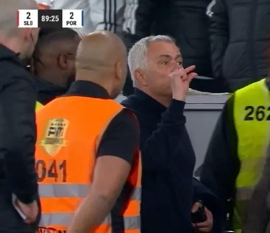 【穆里尼奥暂时回归，本菲卡击败吉马良斯】穆里尼奥的11天禁入球场处罚被暂缓，因此