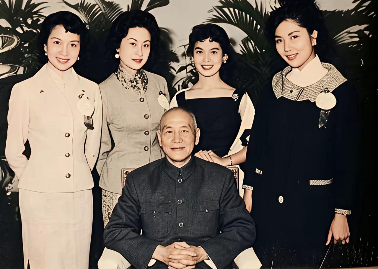 王铎：蒋介石69岁生日的时候，他接见了香港著名影星。