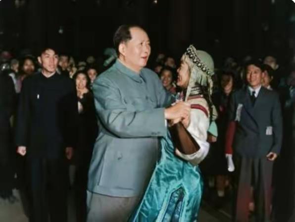 那时，中南海每到周末都要组织舞会，以这种娱乐方式缓解领导人的日理万机。毛主席、周