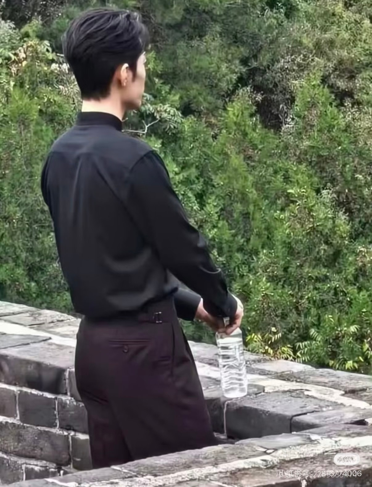 又有和肖战一起参与录制的群众发了repo“两个导演都在夸肖战，又是夸真唱又是夸配合度非常高”“第一次