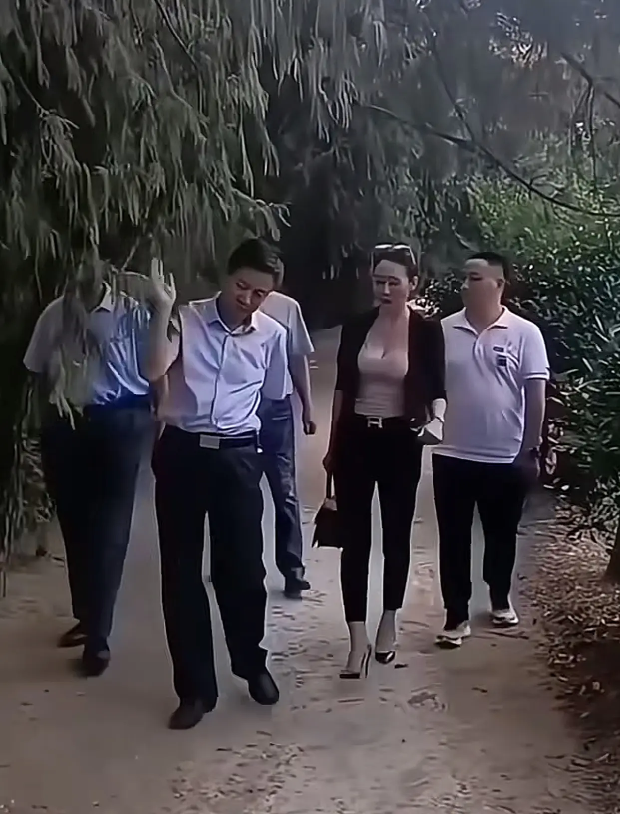 女领导下乡视察工作！😅