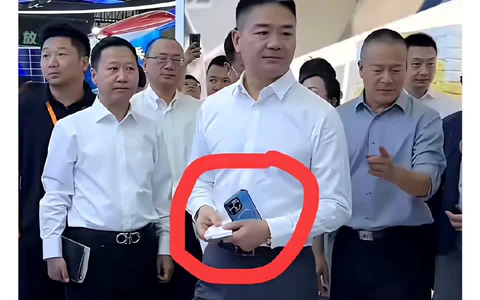 刘强东用苹果手机这事，每个人的看法不太一样，但我总结了一下大家的看法，有两种种：