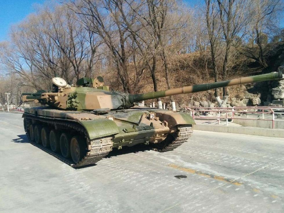 [呲牙笑]比较少见的照片——早期99式主战坦克，炮塔两侧安装了红缨-5型