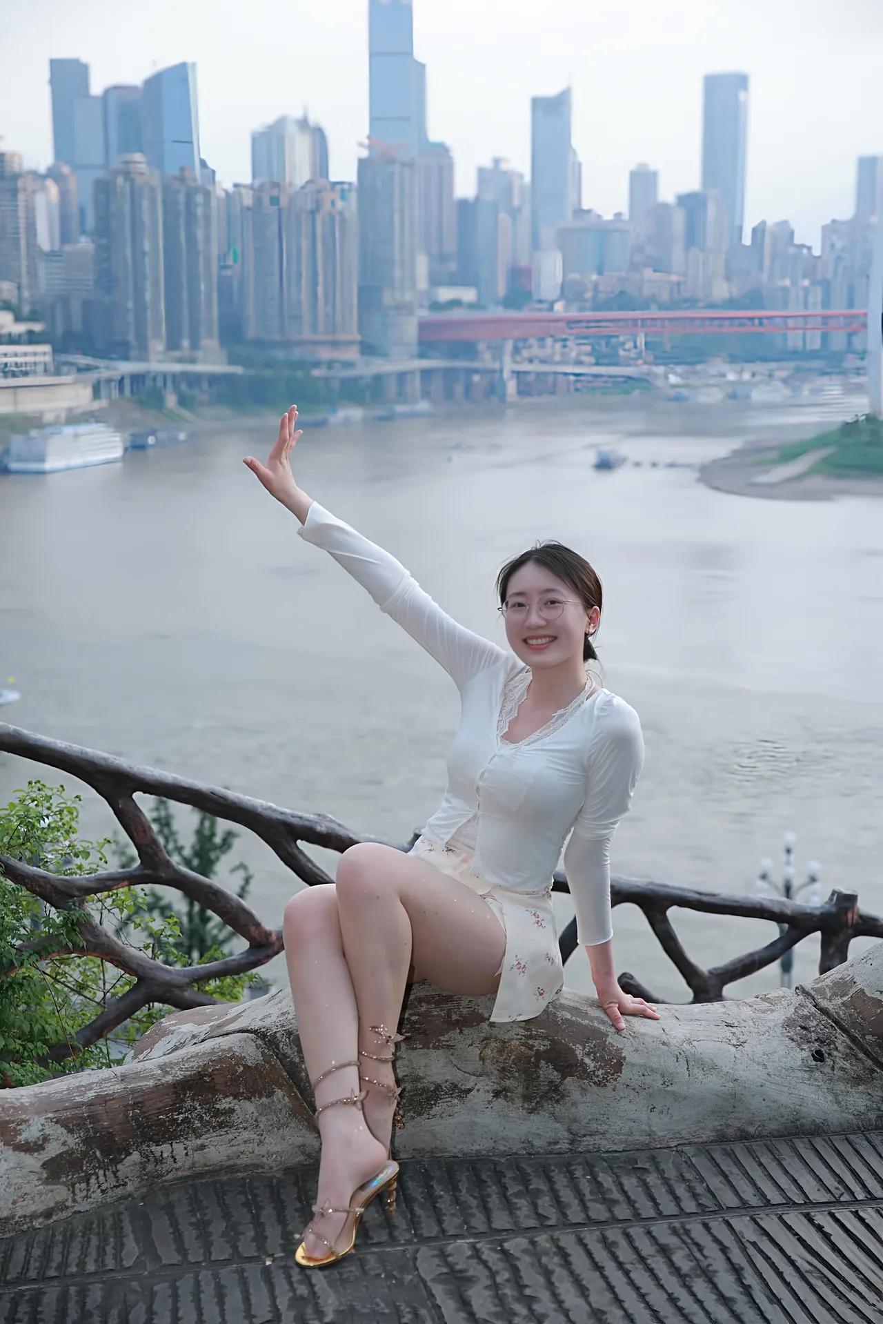 这么健美的身材，是靠自律，重庆妹子一大早就起来锻炼身体。