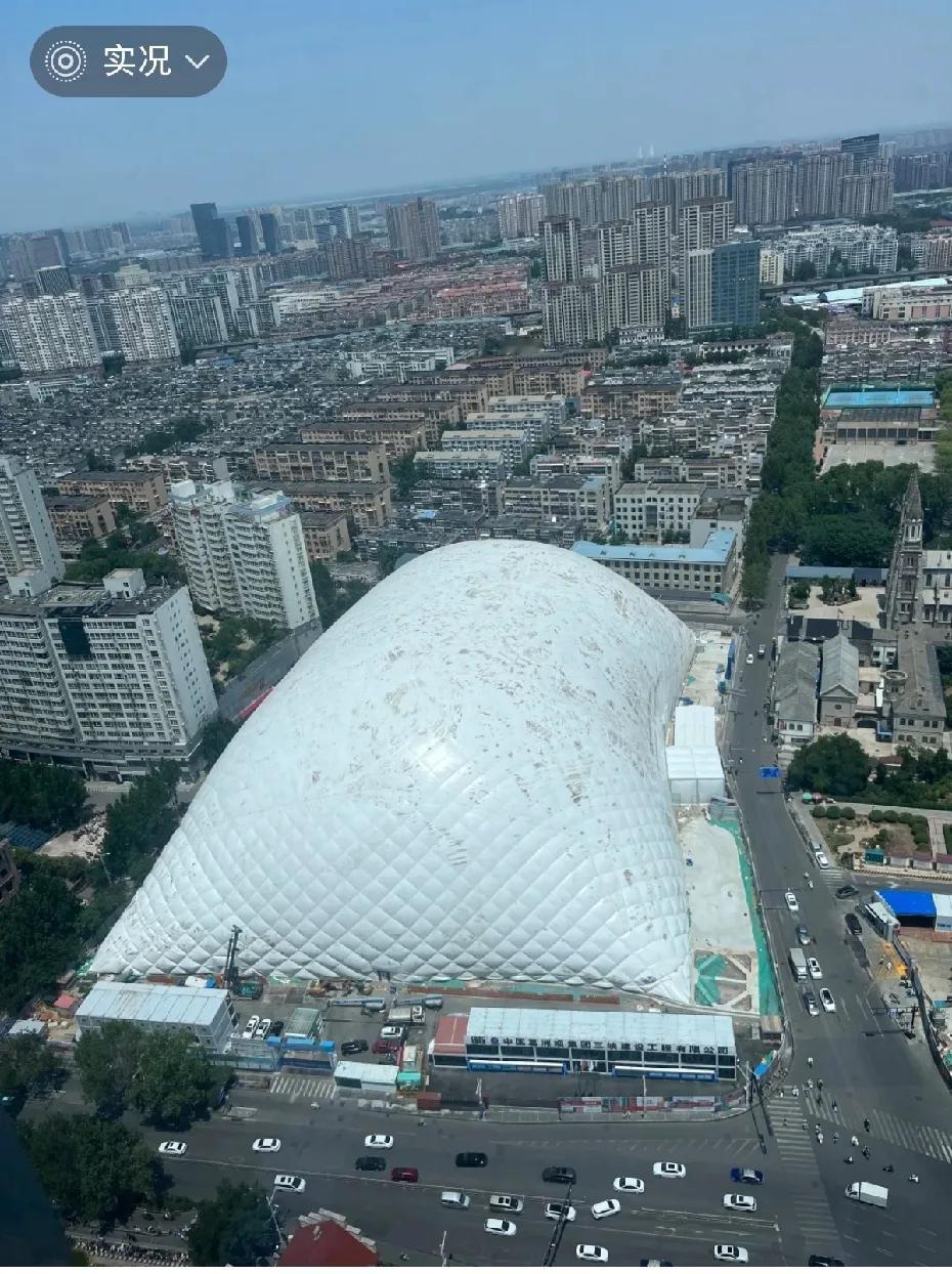 济南也是出息了，隔音防尘施工～据说这里要建一个商业综合体，隔音隔尘必然是好事，
