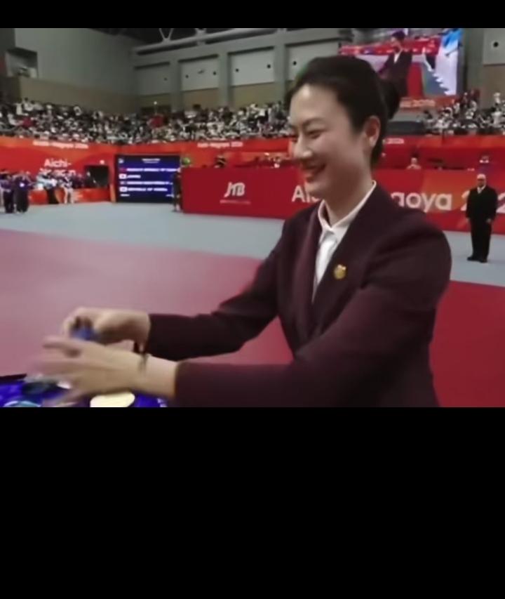 作为颁奖嘉宾给自己国家的运动员颁冠军奖该多幸福啊！而且是该项目的前辈！你看她笑的