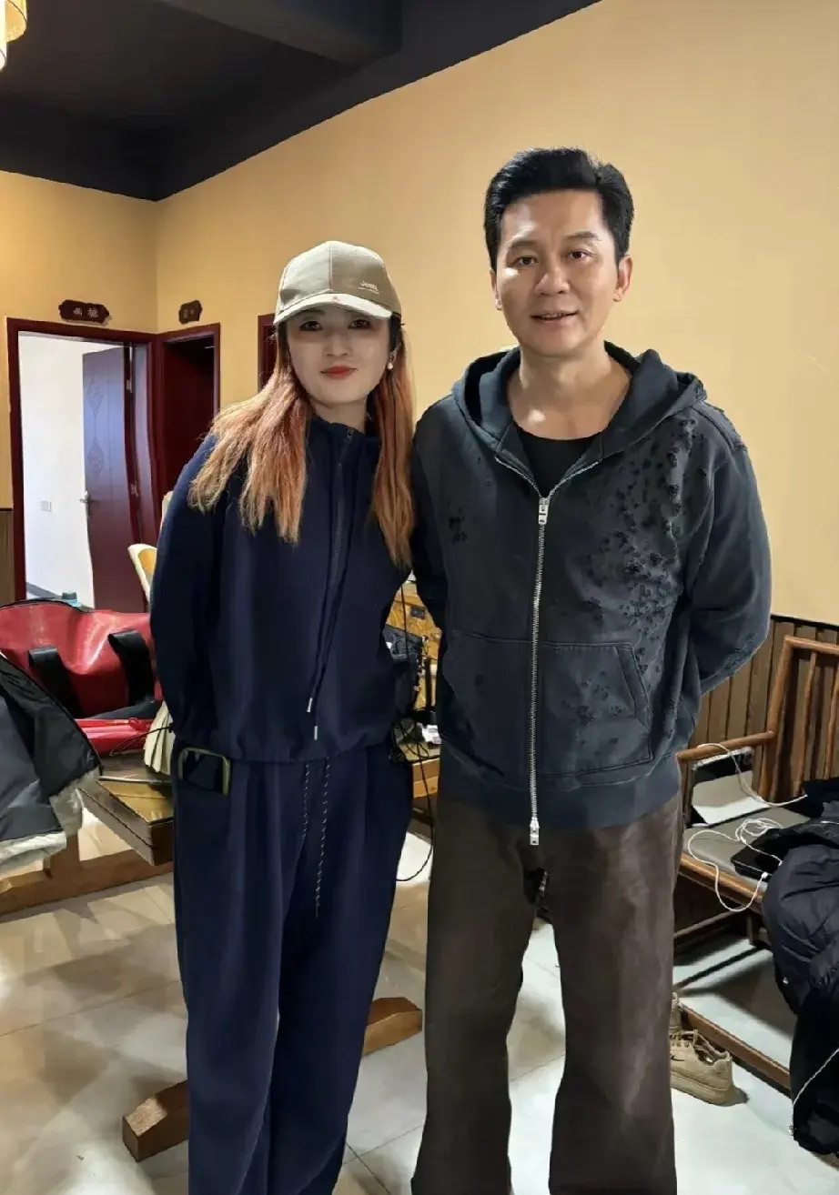 李晨旁边这位女士是谁？非常有气质，是不是也是位明星