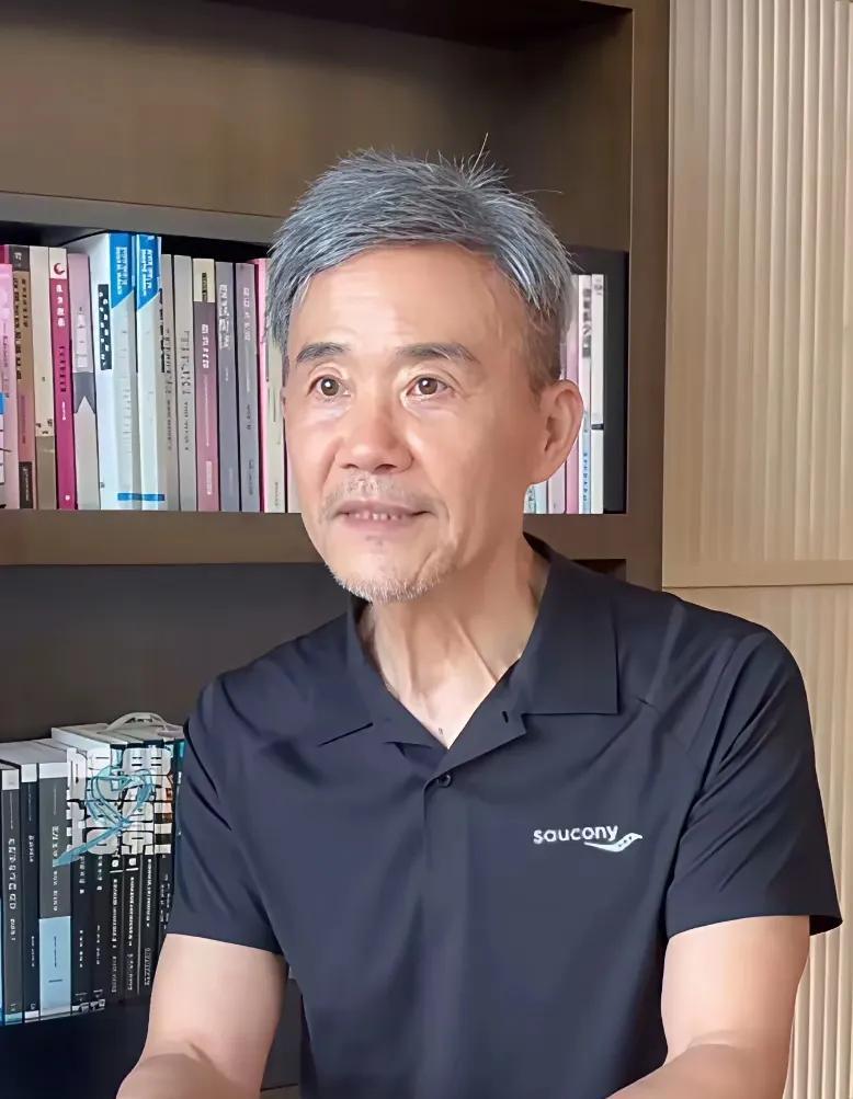 王老板这是去医美植发了？王石不容易啊，让年轻小娇妻折腾的从王董变成老王了。有个