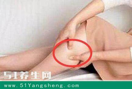 腿上出现这种现象, 说明你的肝脏出问题了, 早点去医院检查