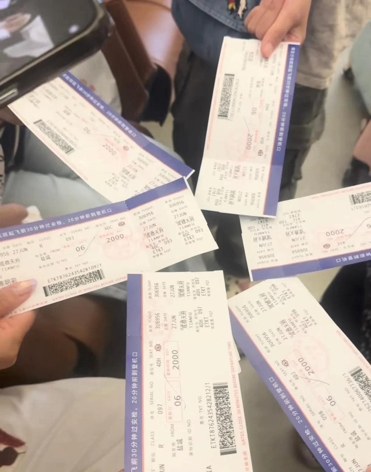 四川旅游坠江的三对母女，有一人还是网红，粉丝不多，也就2万左右，这次去四川旅游，