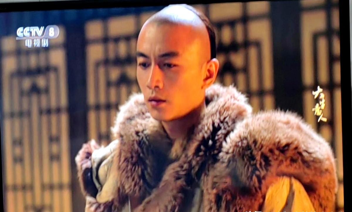 这部电视剧究竟是讲什么的？央视八套新播《大生意人》，开篇有人持刀自扎，不少观