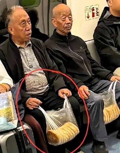 地铁惊现“敞口装饼大爷”！迷之操作！这是谜还是老一辈的生活智慧？今天坐地铁，