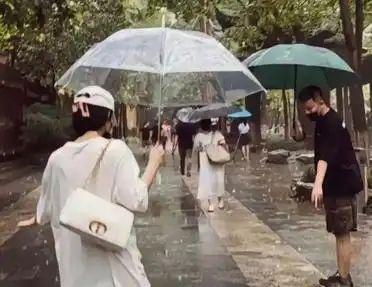 全上海都在偶遇赵丽颖，放假的日子里，她偶尔出现在街头，质朴真实，像一个普通人般的
