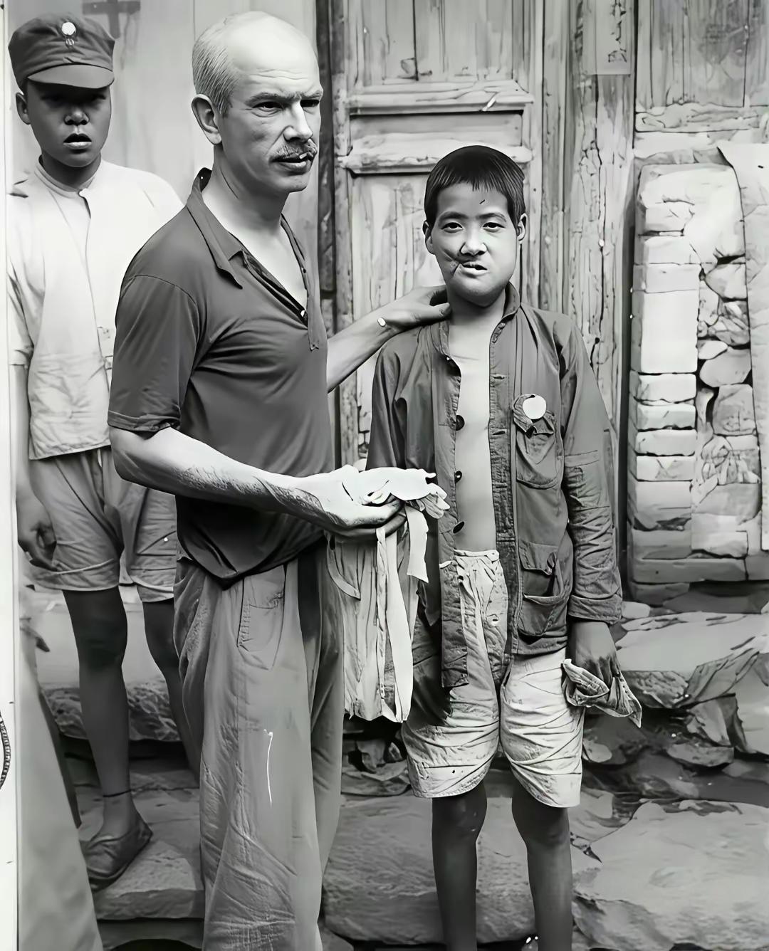 小八路让子弹给盯上了，结果吃了一枪子，直接就变成了这个样子。幸亏遇上了不远万里来