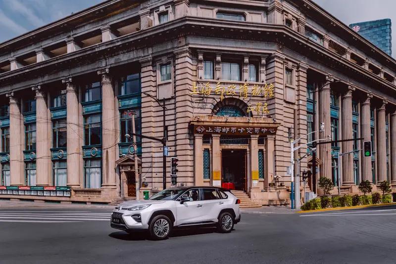 邻居老王退休了，说准备买辆车自驾游全国。问我有什么推荐？我说自驾游好啊，有