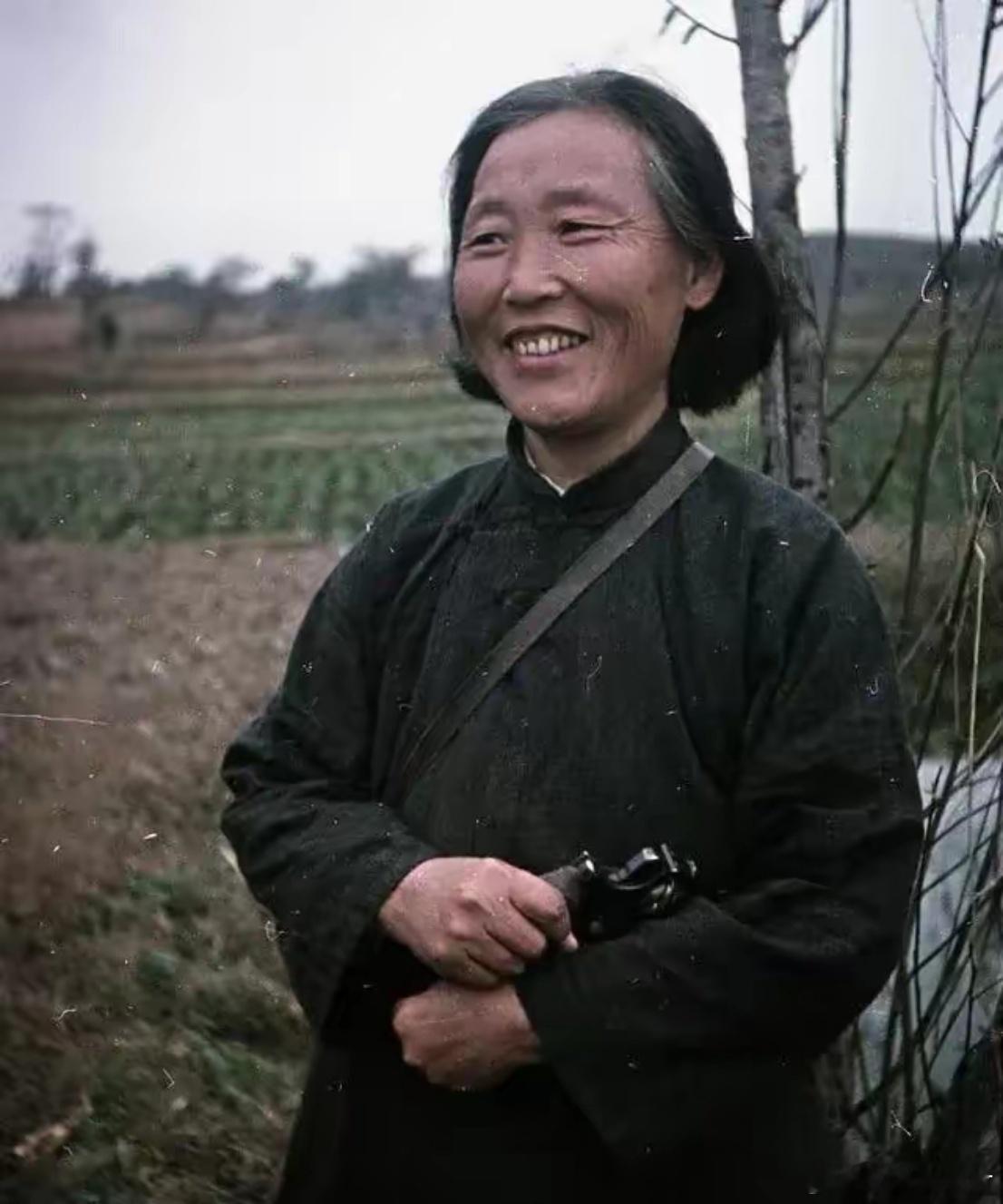 1949年，苏联摄影师拍的苏北地下交通员。大姨的“盒子炮”夹在腋窝，看起来警惕性